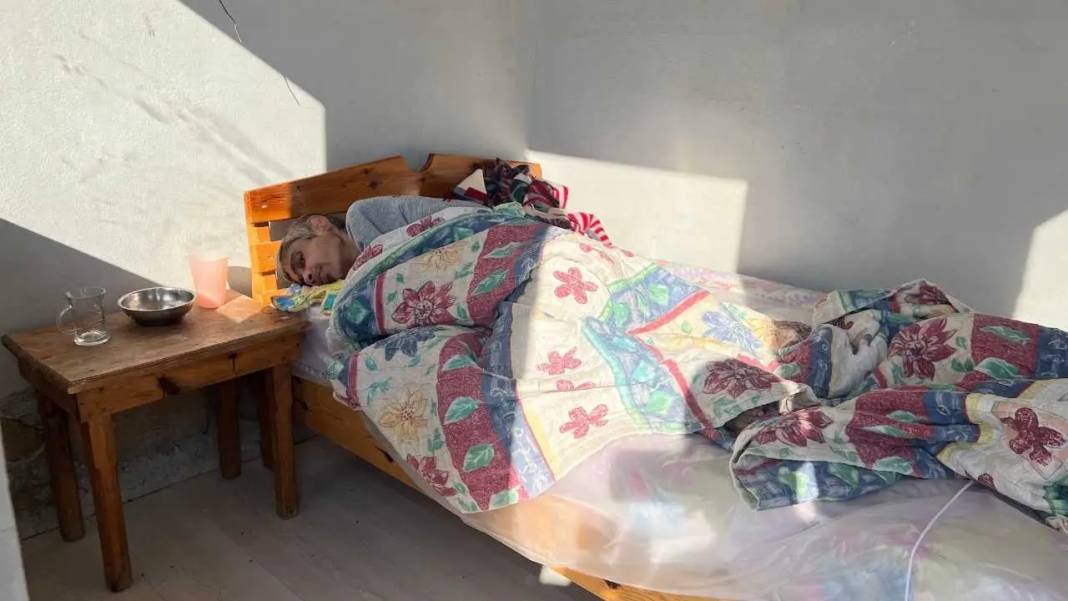 Mersin’de Engelli Ablaya 3 Katlı Evin Bahçesinde Kulübe! 2